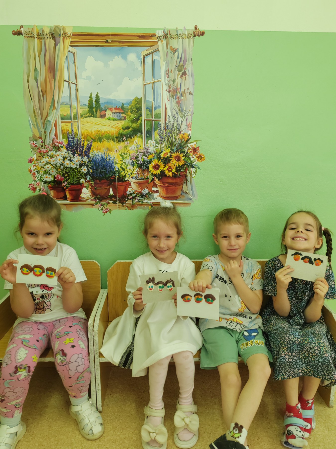 Подробнее о статье Мама, папа, я – дружная семья! Семейные портреты в стиле «пластилиновый реализм»! 😂👨‍👩‍👧‍👦