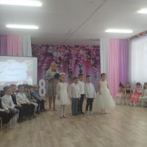 Подробнее о статье 🌷✨ В ГУО «Детский сад № 121 г. Гомеля» с размахом прошли праздничные утрен🌷✨ В ГУО «Детский сад № 121 г. Гомеля» с размахом прошли праздничные утренники, посвященные Международному женскому дню 8 Марта! ✨🌷ники, посвященные Международному женскому дню 8 Марта! ✨🌷
