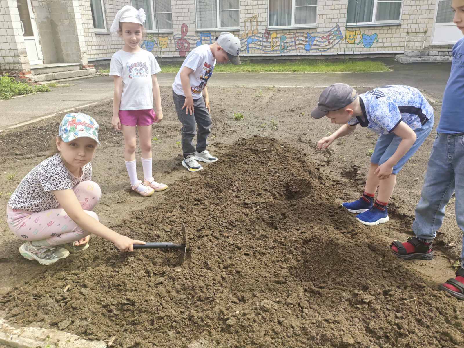 Подробнее о статье Наши маленькие огородники 👩‍🌾🧑‍🌾